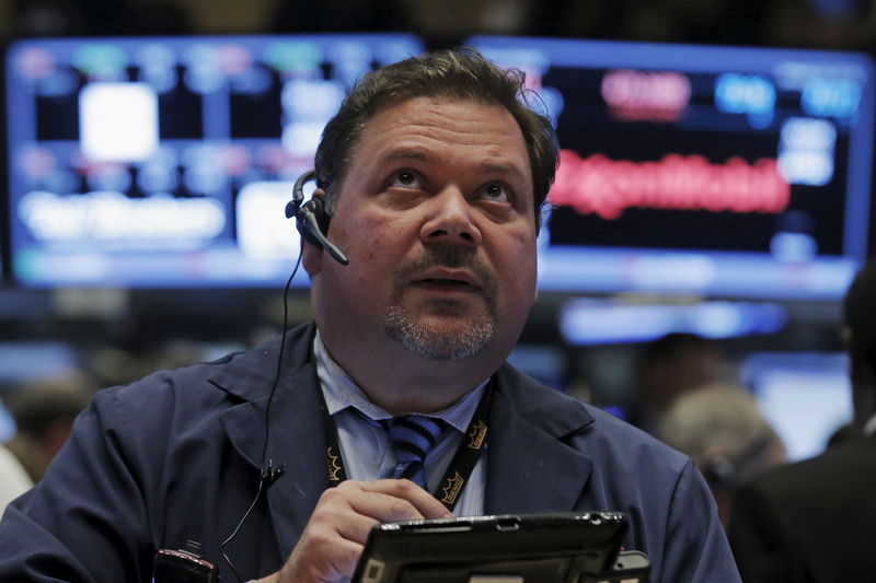 © Reuters. Traders work on the floor of the New York Stock Exchange