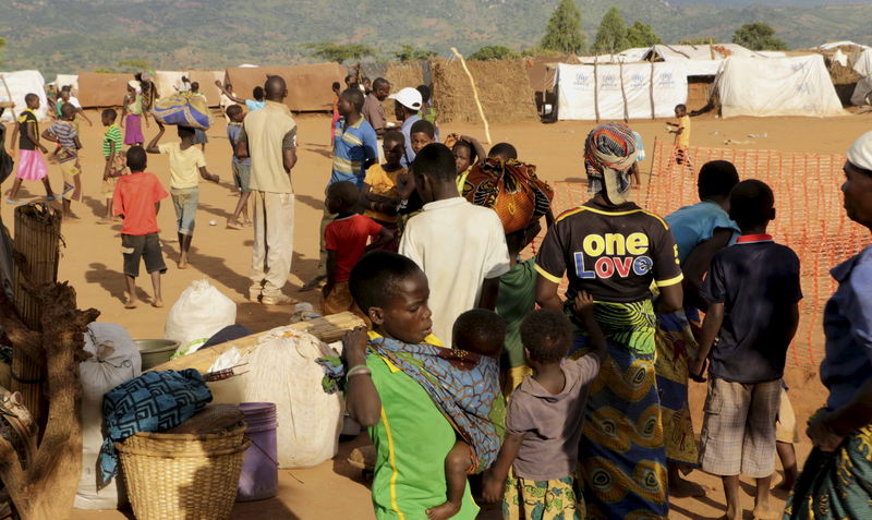 © Reuters. Mozambican refugees wait for registration at Kapise camp in Malawi's Mwanza district,