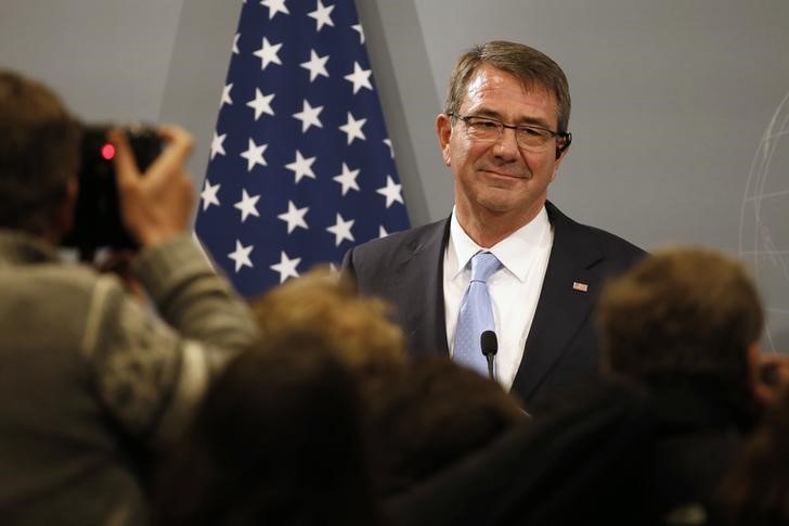 © Reuters. US Defense Secretary Ash Carter reacts during a news conference at the French Defence Ministry in Paris