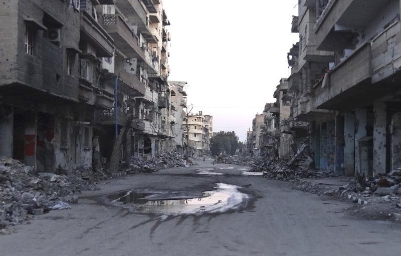 © Reuters. المرصد السوري: غارات روسية أو سورية تقتل العشرات في الشرق
