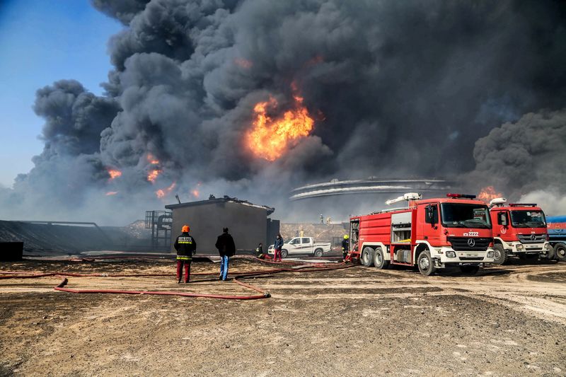 © Reuters. الحرائق ما زالت تستعر في ميناء ليبي رئيسي بعد هجوم لمتشددين