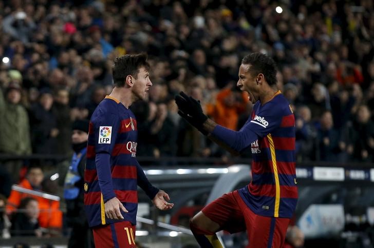 © Reuters. Neymar e Messi comemorando gol em partida contra o Espanyol