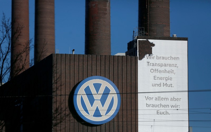 © Reuters. A Volkswagen company logo adorns the VW factory in Wolfsburg