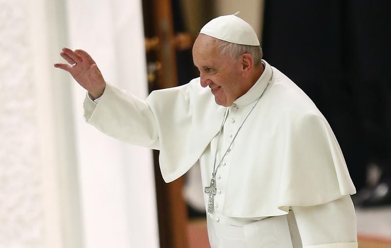 © Reuters. Papa Francisco acena para fieis no Vaticano