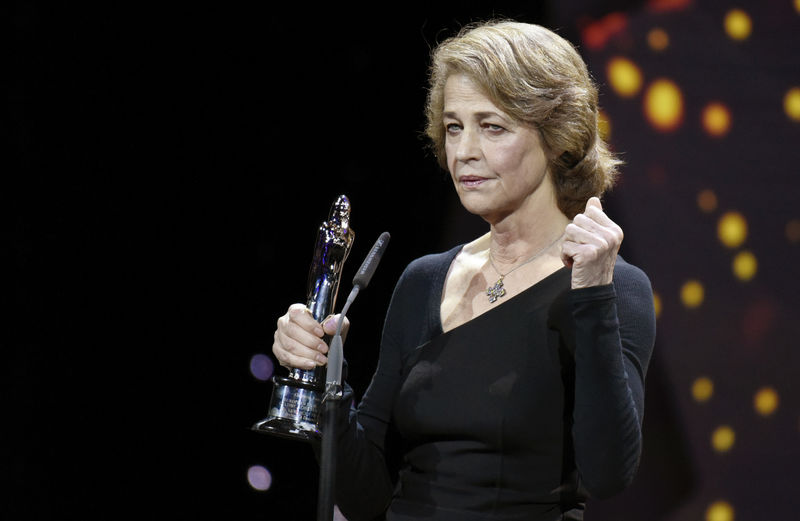 © Reuters. Atriz britânica Charlotte Rampling recebe prêmio durante European Film Award, em Berlim