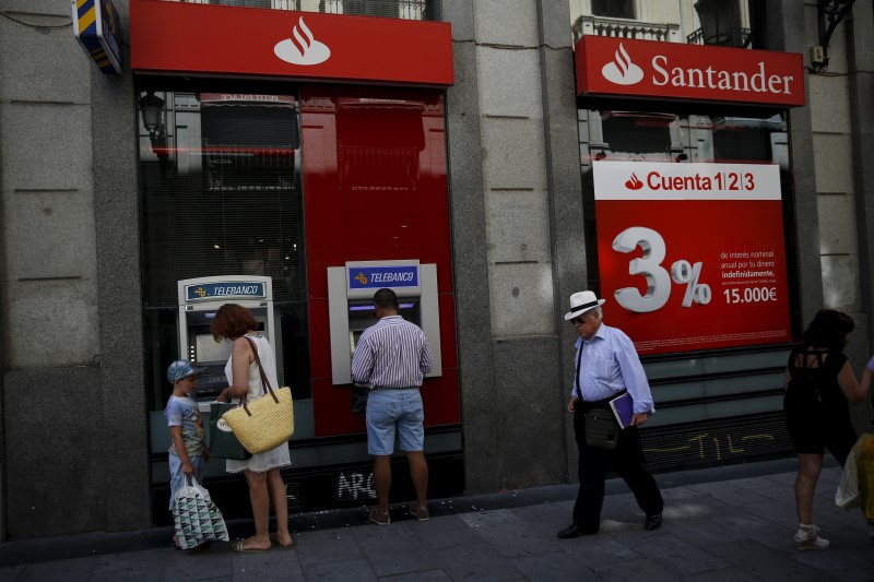 © Reuters. People use ATM machines at a Santander bank branch in Madrid