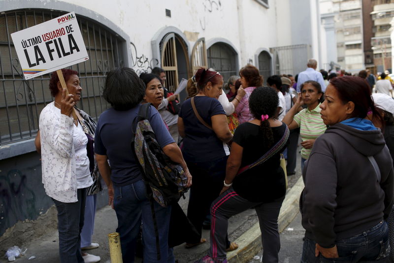 © Reuters. Fila de venezuelanos esperando para comprar frango em supermercado de Caracas