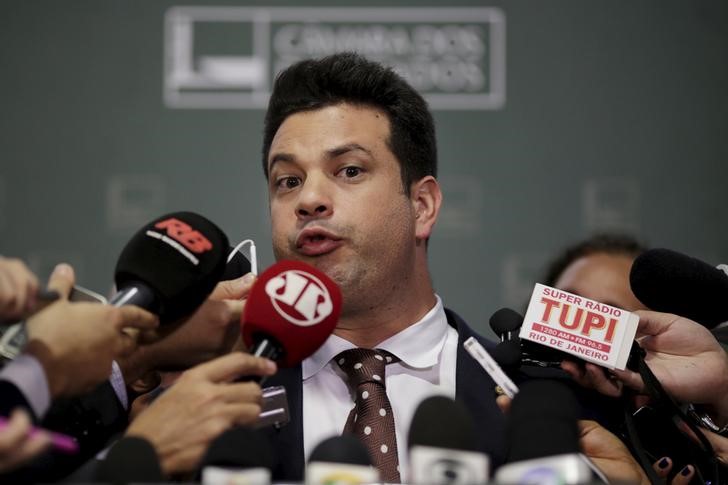 © Reuters. Líder do PMDB, Leonardo Picciani, dá entrevista na Câmara dos Deputados, em Brasília