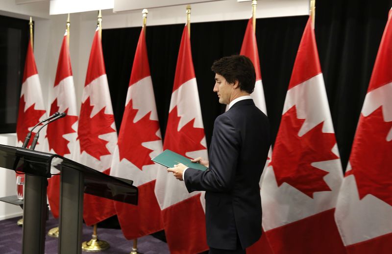 © Reuters. Canadian Prime Minister Justin Trudeau arrives to speak about Saskatchewan school shooting during a news conference in Davos