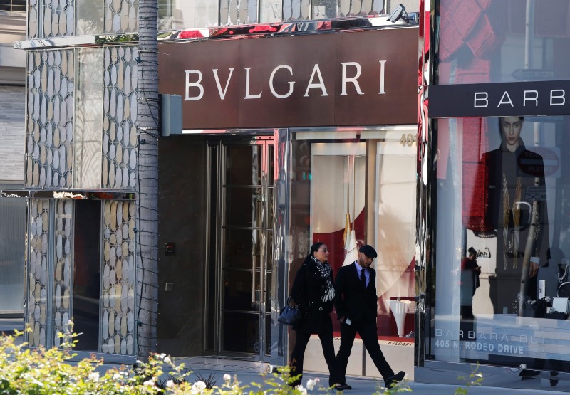 © Reuters. Tourists walk past the Bulgari boutique on Rodeo Drive, decorated for Christmas, in Beverly Hills