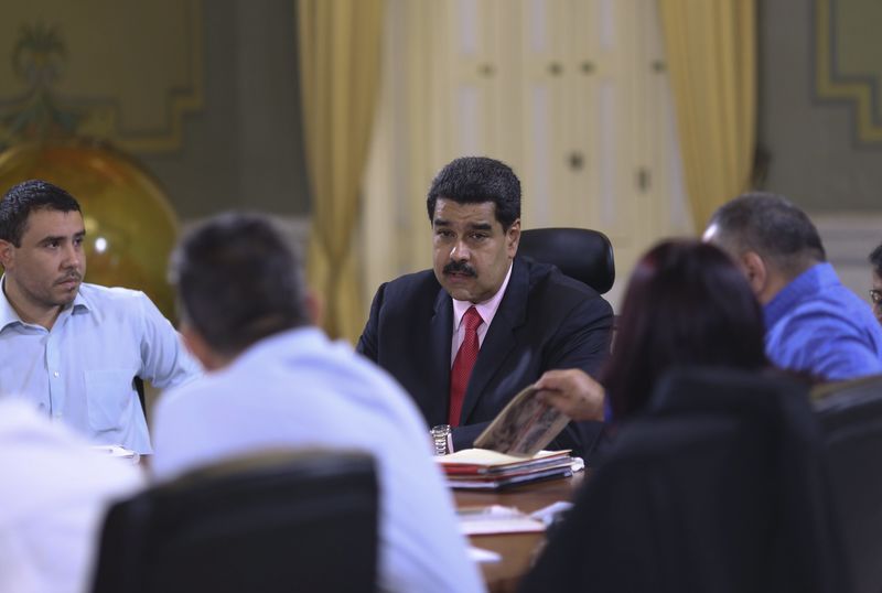 © Reuters. El Parlamento venezolano rechaza el decreto de emergencia económica de Maduro