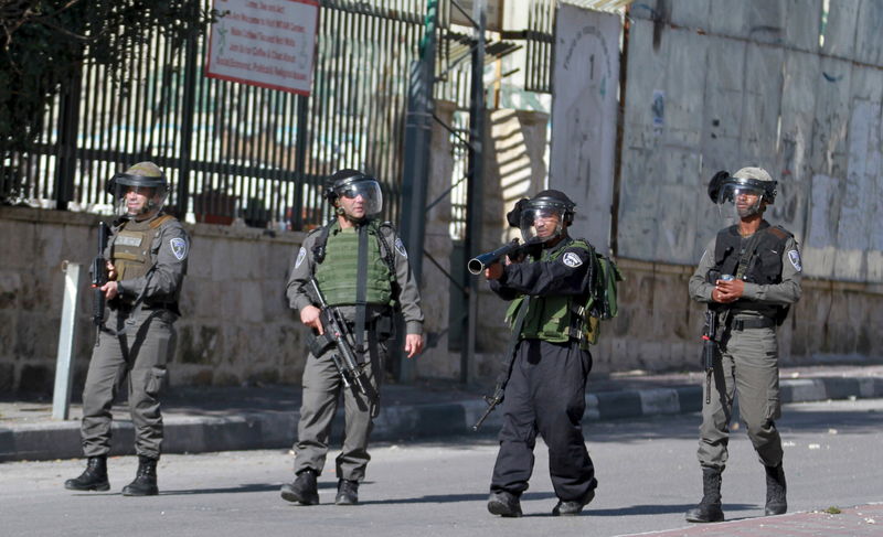 © Reuters. مقتل فتاة فلسطينية بالرصاص بعد أن حاولت طعن حارس إسرائيلي