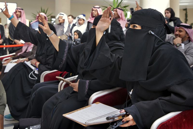 © Reuters. Saudi women journalists raise their hands to ask a question as U.S. Secretary of State John Kerry and Saudi Foreign Minister Adel al-Jubeir speak to members of the media at King Salman Regional Air Base in Riyadh