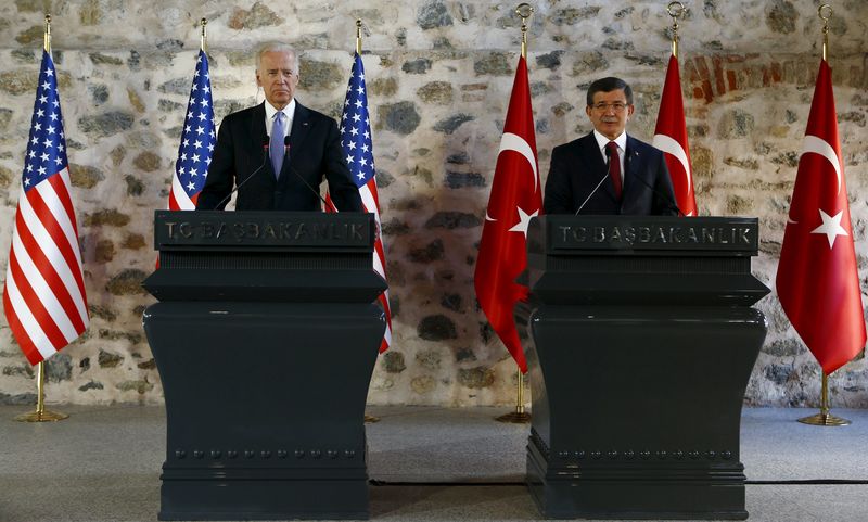 © Reuters. Turkish Prime Minister Davutoglu speaks during a joint news conference with U.S. Vice President Biden in Istanbul, Turkey