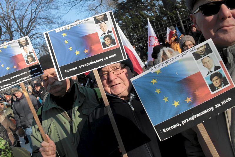 © Reuters. People demonstrate during an anti-government rally in front of the Prime Minister Chancellery in Warsaw