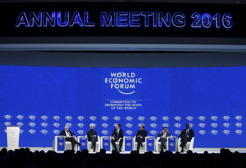 © Reuters. Participants to the "The Global Economic Outlook" session are pictured during the annual meeting of the World Economic Forum in Davos