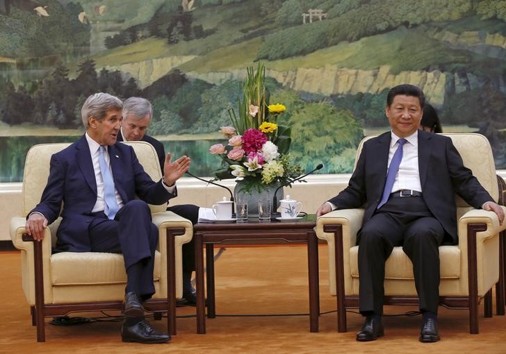 © Reuters. U.S. Secretary of State John Kerry talks with Chinese President Xi Jinping at the Great Hall of the People in Beijing