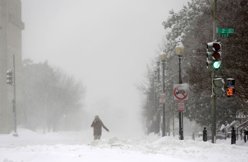 © Reuters. عاصفة ثلجية تصيب نيويورك وواشنطن بالشلل