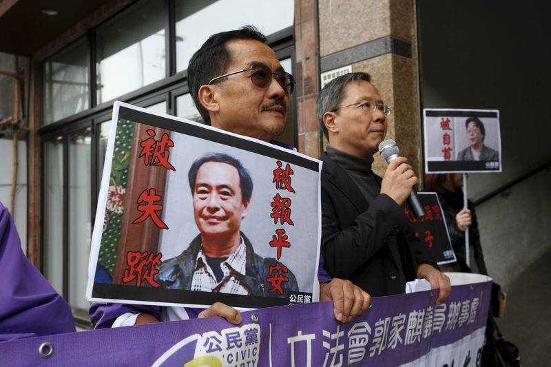 © Reuters. Members from the pro-democracy Civic Party carry a portrait of Lee Bo and Gui Minhai before they protest outside Chinese Liaison Office in Hong Kong