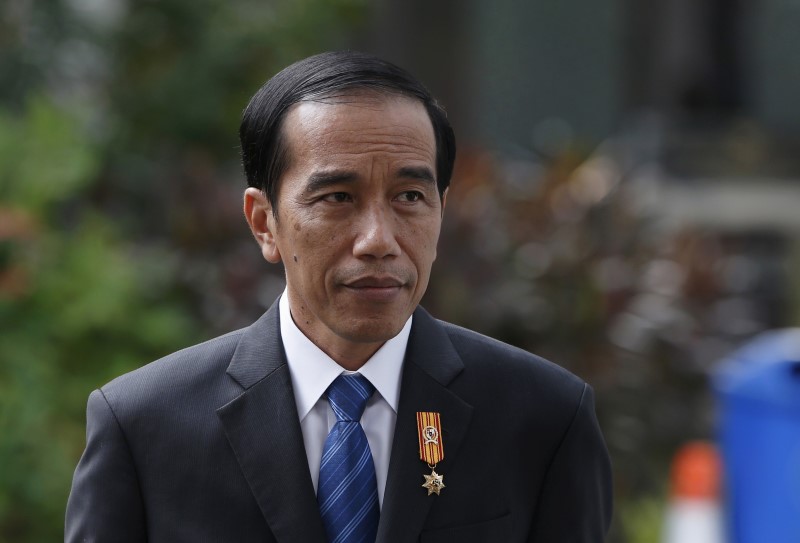 © Reuters. Widodo waits for Niinisto at the presidential palace in Jakarta 