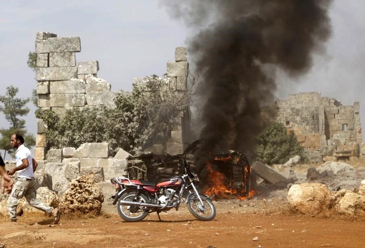 © Reuters. المرصد السوري: مقتل 47 على الأقل في غارات جوية على بلدة بشرق سوريا