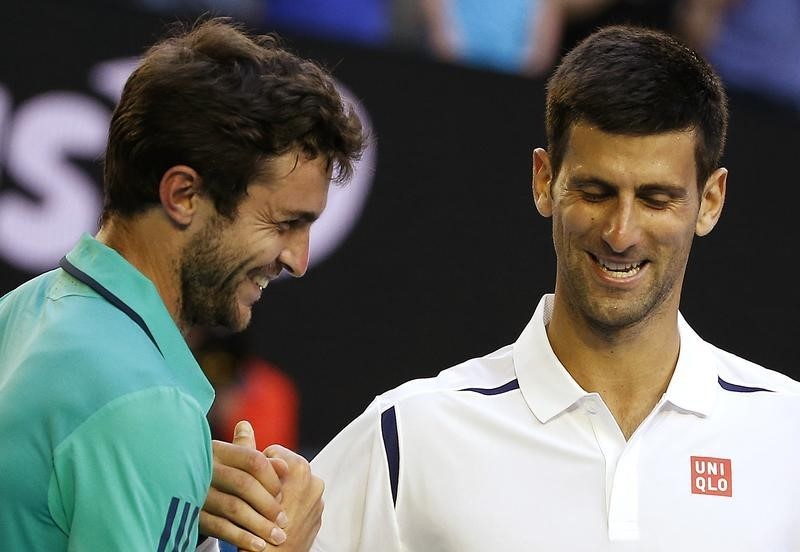© Reuters. Djokovic sobrevive a Simon y avanza a cuartos de final en Australia