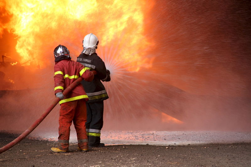 © Reuters. Firefighters try to put out the fire in an oil tank in the port of Es Sider, in Ras Lanuf