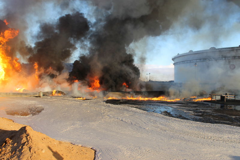 © Reuters. إخماد حريق بمرفأ نفط ليبي رئيسي