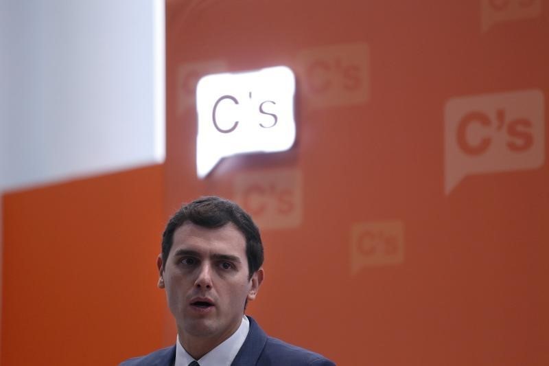 © Reuters. Ciudadanos insta a PP y PSOE a empezar a buscar acuerdos para gobernar
