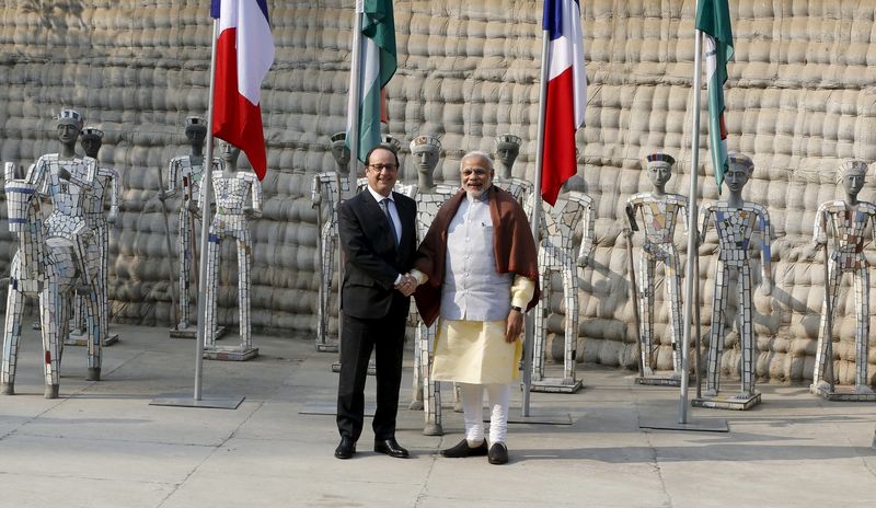 © Reuters. French President Hollande shakes hands with India's Prime Minister Modi during their visit to the Rock Garden in Chandigarh