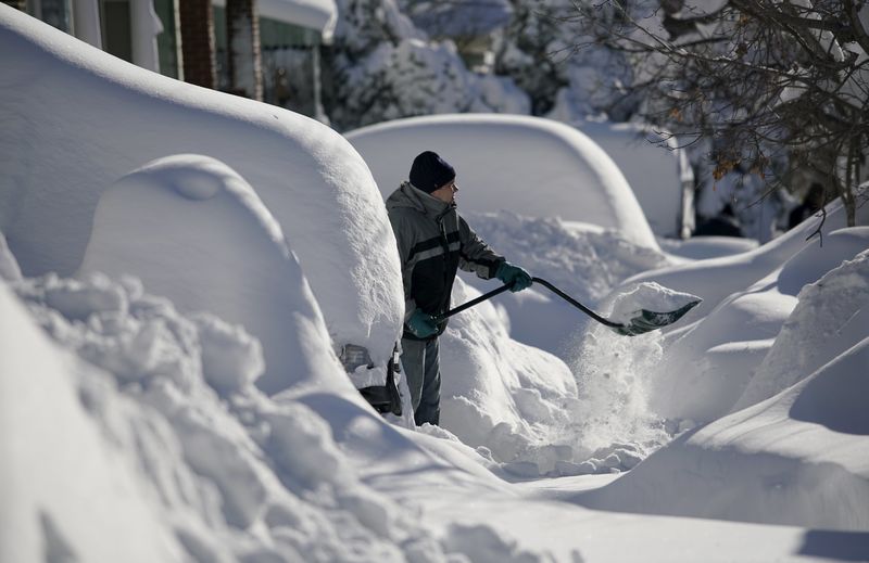 © Reuters. Una enorme tormenta de nieve paraliza Nueva York y Washington, deja 19 muertos