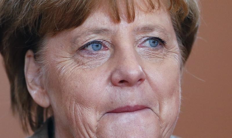 © Reuters. تراجع حزب ميركل في استطلاعات الرأي وألمانيا تدرس إقامة "مراكز حدودية"