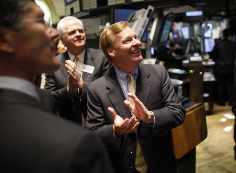 © Reuters. File photo of Edward D. Breen applauding his company's rising stock price on the floor of the New York Stock Exchange