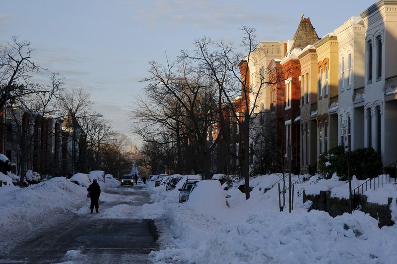 © Reuters.  إغلاق مكاتب الحكومة الاتحادية الامريكية في واشنطن يوم الاثنين بسبب الثلوج