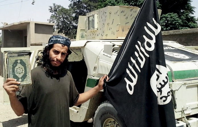 © Reuters. تسجيل مصور لتنظيم الدولة الإسلامية يزعم أنه لمنفذي هجمات باريس