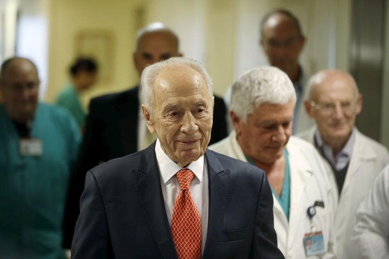© Reuters. El ex presidente israelí Peres vuelve al hospital por dolores de pecho