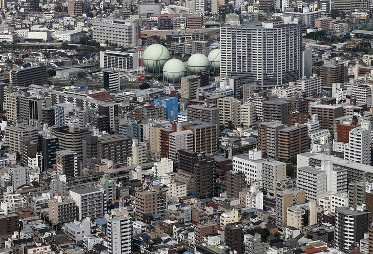 © Reuters. Gas tanks of Tokyo Gas Co.,Ltd are seen in the city of Yokohama