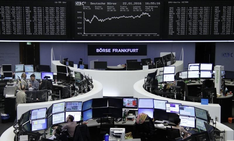 © Reuters. Las bolsas europeas bajan al apagarse el rally de precios del petróleo 