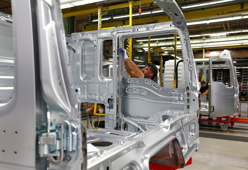 © Reuters. A man works at the assembly line in the truck production plant of truck and bus-maker MAN AG in Munich