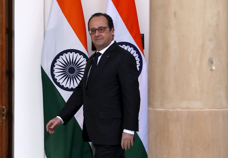 © Reuters. French President Hollande and India's Prime Minister Modi arrive for a photo opportunity ahead of their meeting at Hyderabad Hose in New Delhi