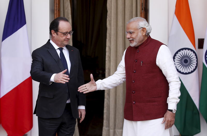 © Reuters. French President Hollande shakes hands with India’s Prime Minister Modi during a photo opportunity ahead of their meeting at Hyderabad House in New Delhi