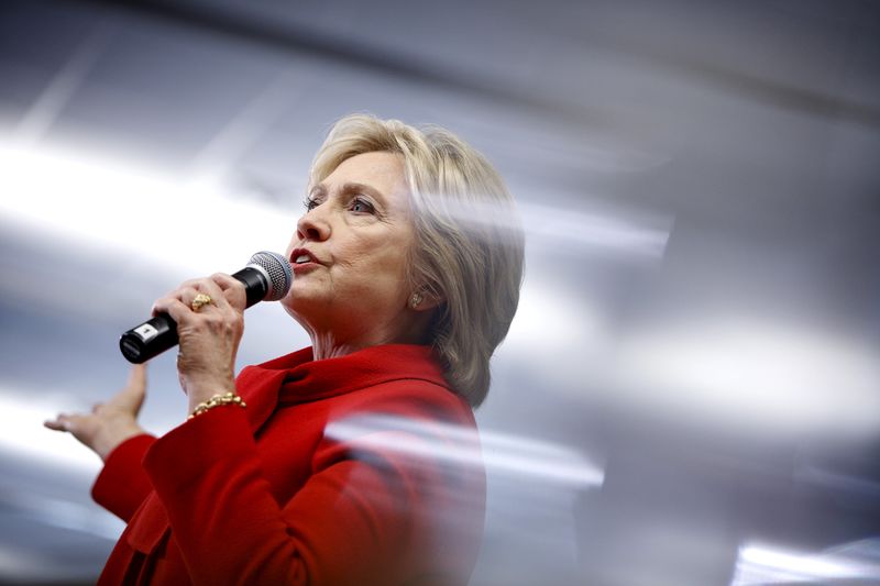 © Reuters. Democratic U.S. presidential candidate Hillary Clinton speaks during a Get Out the Caucus event with Senator Cory Booker at the Vernon Middle School in Marion, Iowa