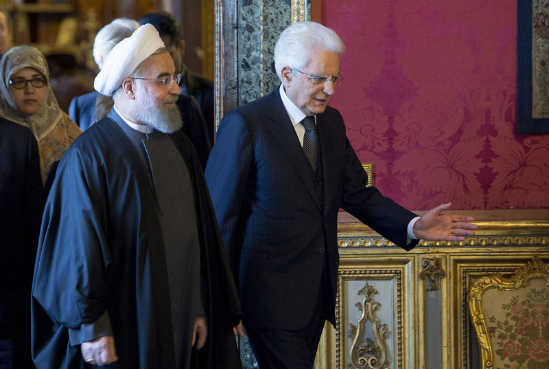 © Reuters. Iran's President Rouhani walks next to his Italian counterpart President Mattarella at the Quirinale presidential palace in Rome