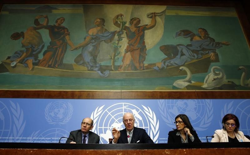 © Reuters. UN mediator for Syria de Mistura and his staff attend a news conference at the United Nations in Geneva