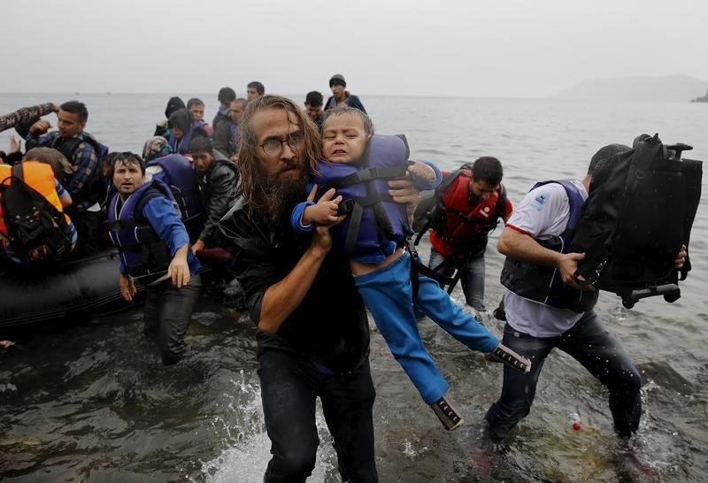 © Reuters. Amenazan a Grecia con expulsión de zona Schengen por la crisis de inmigrantes