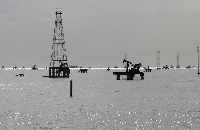 © Reuters. LES COURS DU PÉTROLE SONT REPARTIS À LA BAISSE LUNDI