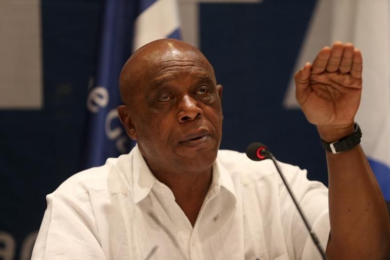 © Reuters. El candidato Sexwale dará explicaciones por su campaña para presidir la FIFA