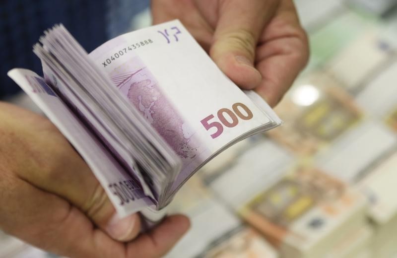 © Reuters. An employee of GSA Austria holds wad of 500 euro banknotes at the company's headquarters in Vienna