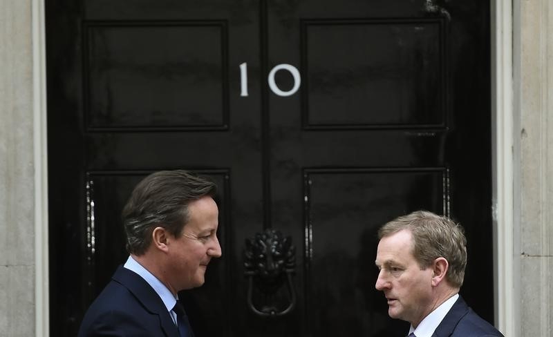 © Reuters. Britain's Prime Minister David Cameron greets Ireland's Taoiseach Enda Kenny at Number 10 Downing Street in London