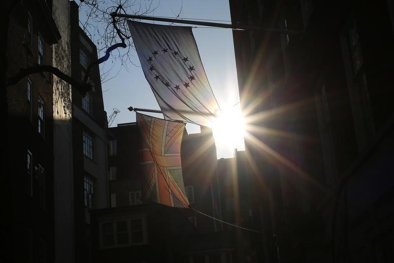 © Reuters. A European Union flag and the United Kingdom's Union flag fly outside Europe House in London